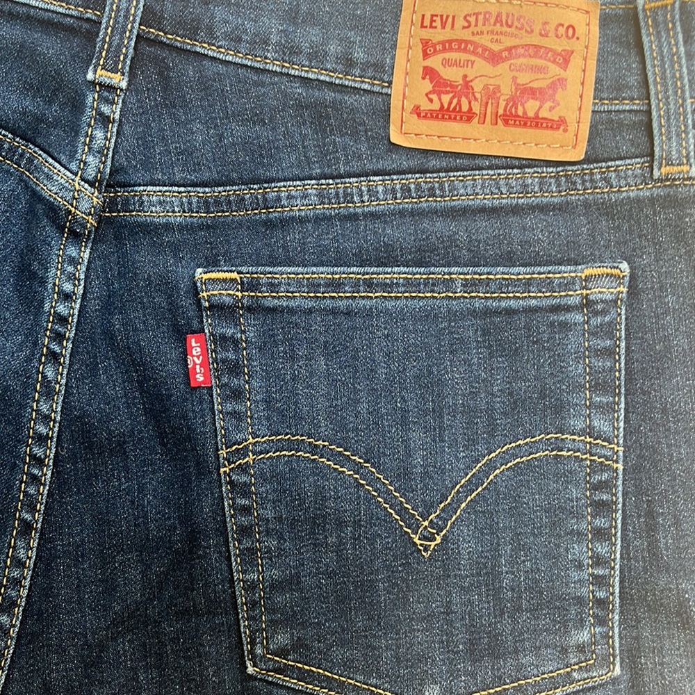 Levi’s - High Rise Shorts - Picture 7 of 8